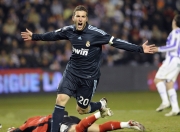 开云官网-红色飓风席卷赛道，法拉利碾压梅赛德斯，汉密尔顿逆境刷新不朽纪录