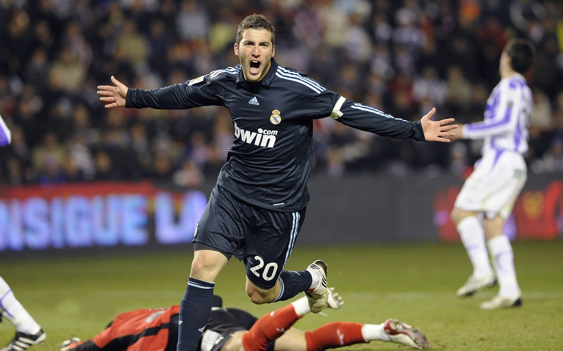 赛道与球场，当拉文在F1街道赛接管比赛，国王提前终结快船悬念